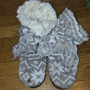 Muk Luks Cream and Tan Knit Moccasins